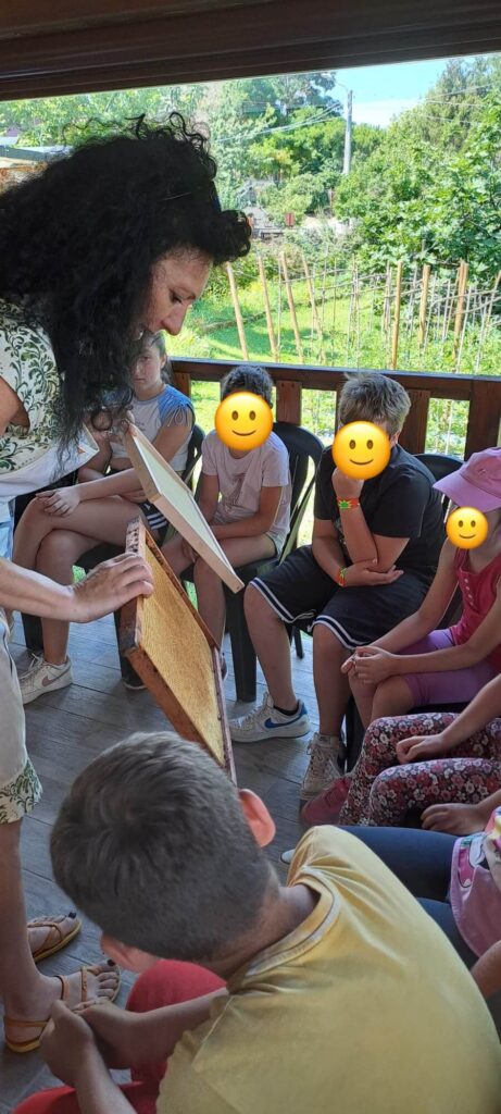 Fattoria Didattica Impoggio - Elena spiega il mondo delle api